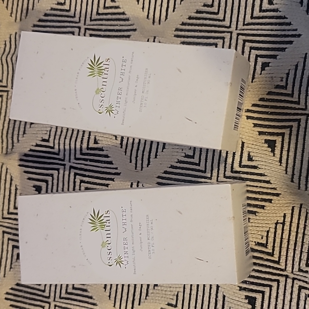 Set of esscentials winter white juniper & sage scented moisturizer